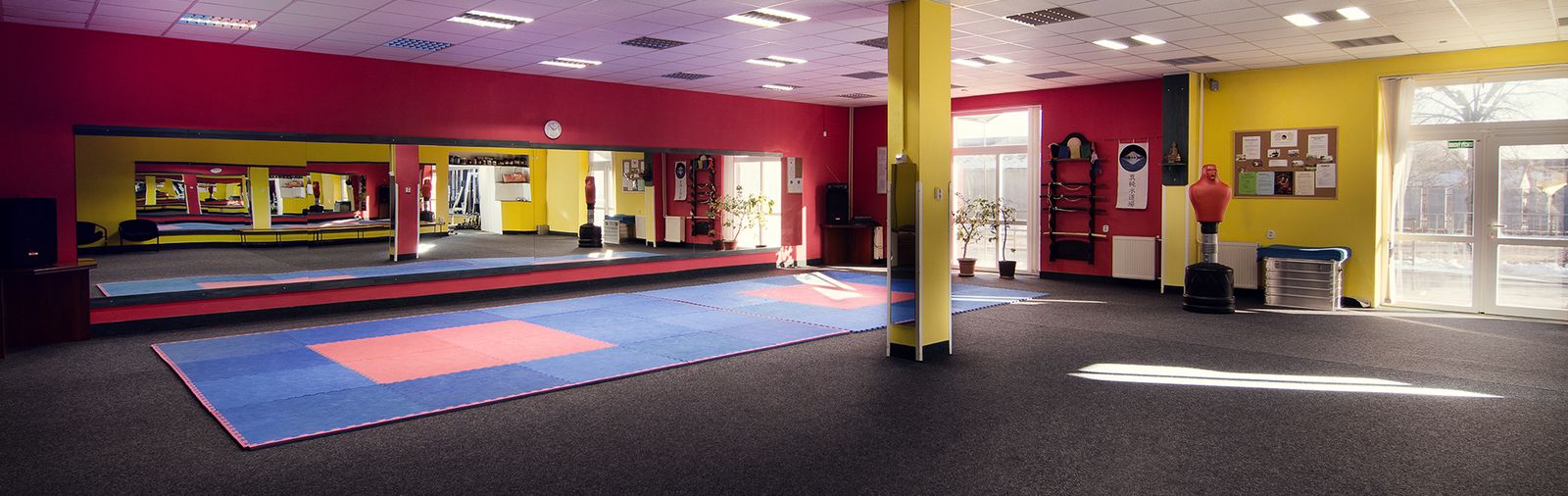 Telocvičňa s tatami a zrkadlovou stenou